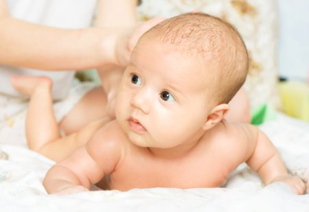 Ребенок в 2 месяца развитие и питание