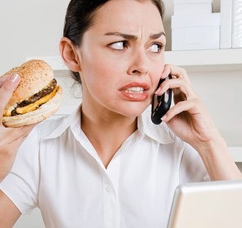 Почему одни объедаются от стресса, а другие теряют аппетит?