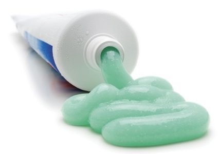 Не глотайте зубную пасту: 5 вредных компонентов в составе