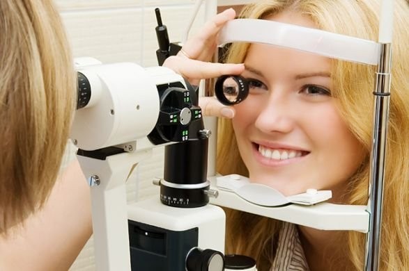 Когда нужно идти к офтальмологу на проверку зрения