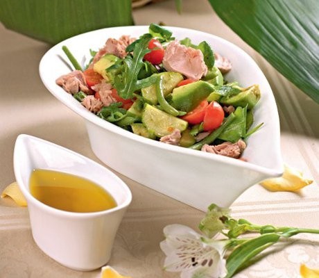 Овощной салат с консервированным тунцом