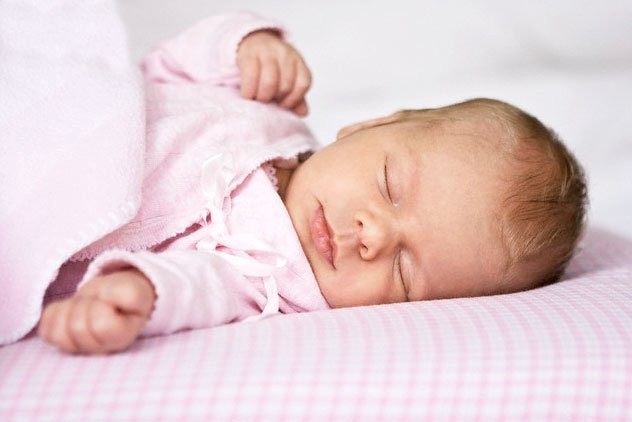 Вздрагивания новорождённых детей во сне