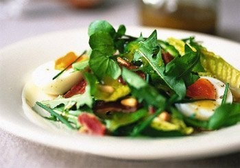 Полезный салат из крапивы и одуванчика