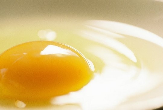 В яичном желтке больше холестерина, чем в гамбургере
