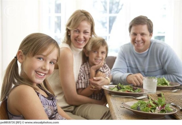 От наркомании и алкоголизма детей уберегут семейные обеды