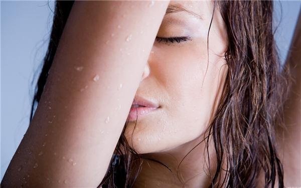 Еда и запах тела: сыроедение как дезодорант, активируем выработку феромонов, питьё тоже влияет