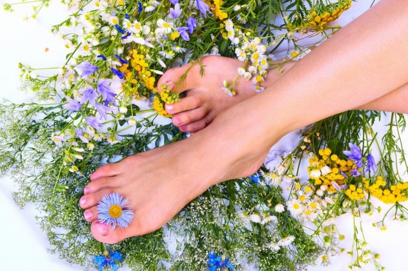 Потливость ног: 4 причины запаха и лечение
