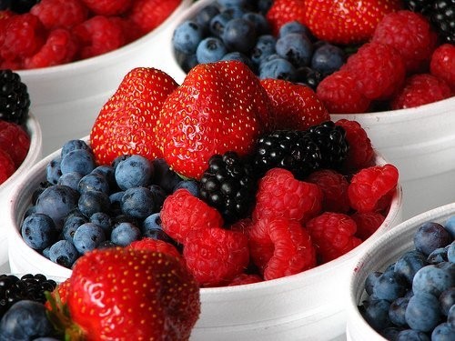 Заготовка ягод и фруктов на зиму: варенье, перетёртые с сахаром, замороженные, сушёные, соки