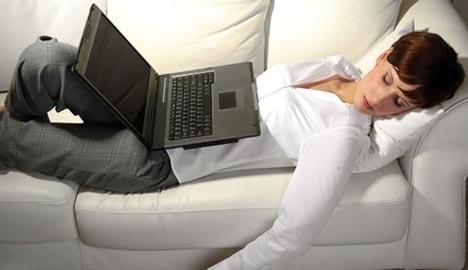 Стресс, усталость, ожирение из-за ночного сидения за компьютером