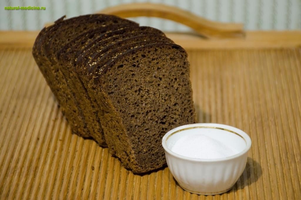 Черный хлеб сахар. Черный хлеб с солью. Ржаной хлеб с солью. Хлебный Мякиш и соль. Кусочек хлеба с солью.