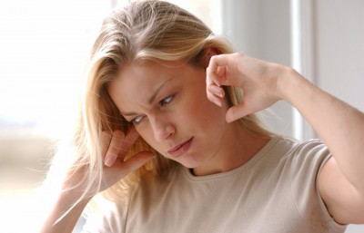 3 причины и 4 случая, почему закладывает уши и что делать